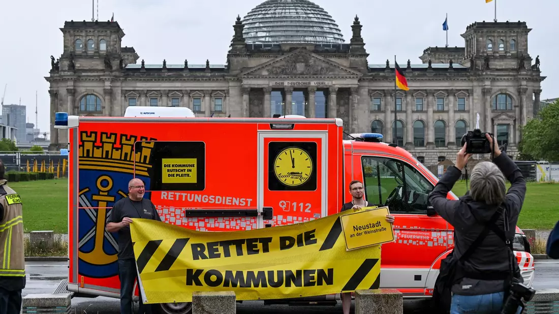 Oberbürgermeister und Kämmerer fuhren in einer Fahrzeugkolonne aus Feuerwehrautos und Rettungswagen nach Berlin.  - Bild: Jens Kalaene/dpa
