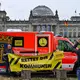 Oberbürgermeister und Kämmerer fuhren in einer Fahrzeugkolonne aus Feuerwehrautos und Rettungswagen nach Berlin.  - Bild: Jens Kalaene/dpa