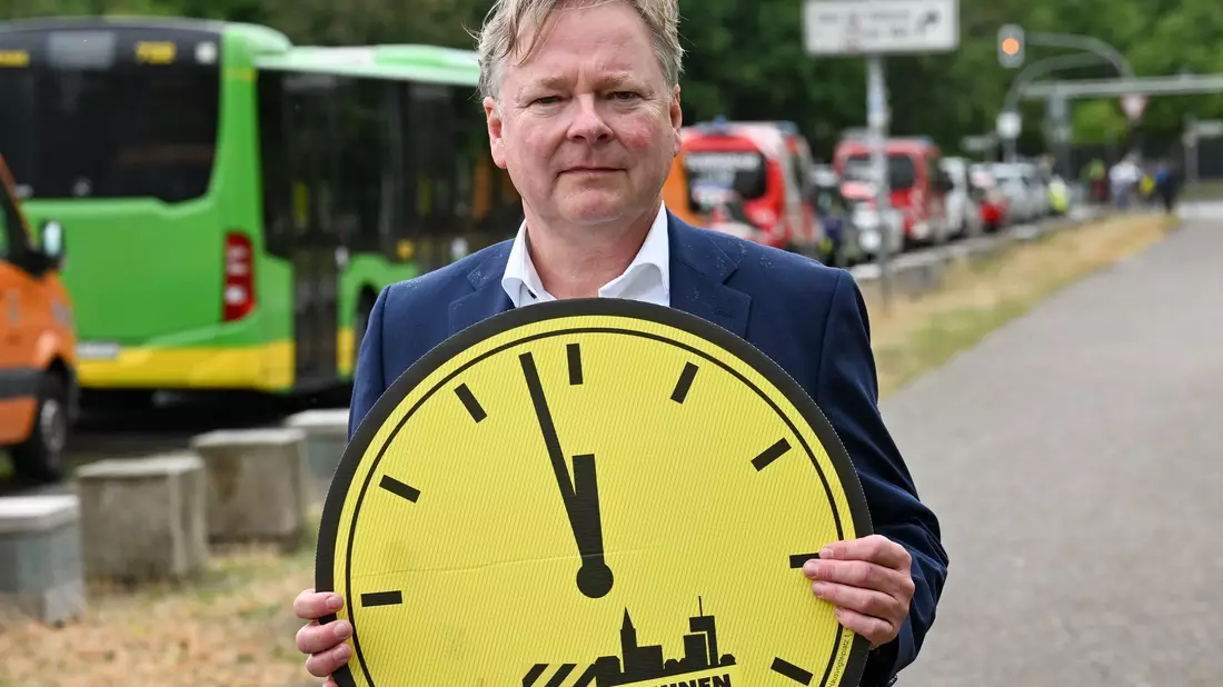 Der Oberbürgermeister von Oberhausen, Thorsten Berg (SPD), bei einer Demonstration von Städten und Kommunen für mehr finanzielle Unterstützung durch den Bund. - Bild: Jens Kalaene/dpa