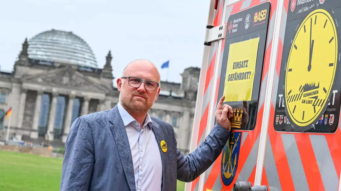 Sören Link (SPD), Oberbürgermeister der Stadt Duisburg, an einem Fahrzeug der Feuerwehr in Berlin.  - Bild: Jens Kalaene/dpa