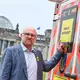 Sören Link (SPD), Oberbürgermeister der Stadt Duisburg, an einem Fahrzeug der Feuerwehr in Berlin.  - Bild: Jens Kalaene/dpa