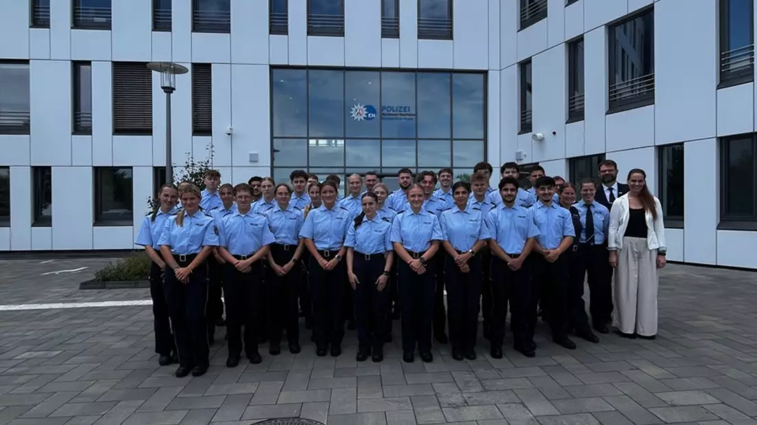 POL-EN: Ennepe-Ruhr-Kreis: 28 neue Kommissaranwärterinnen und -anwärter für die Polizei im EN-Kreis - Bild: presseportal.de