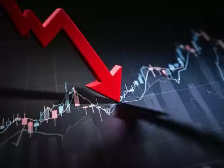 Roter Pfeil zeigt nach unten durch einen Finanzchart, symbolisiert einen Kursrückgang. - Foto: über boerse-global.de