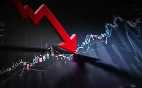 Roter Pfeil zeigt nach unten durch einen Finanzchart, symbolisiert einen Kursrückgang. - Foto: über boerse-global.de
