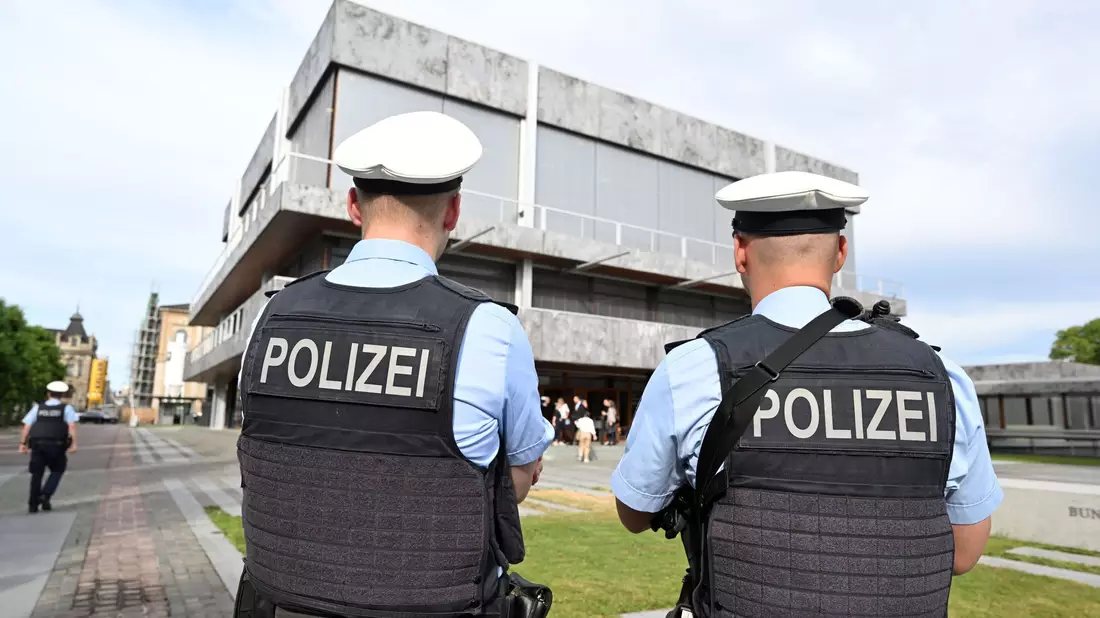 Am Bundesverfassungsgericht geht es um Befugnisse der Polizei. - Bild: Uli Deck/dpa