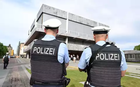 Am Bundesverfassungsgericht geht es um Befugnisse der Polizei. - Foto: Uli Deck/dpa