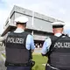 Am Bundesverfassungsgericht geht es um Befugnisse der Polizei. - Bild: Uli Deck/dpa