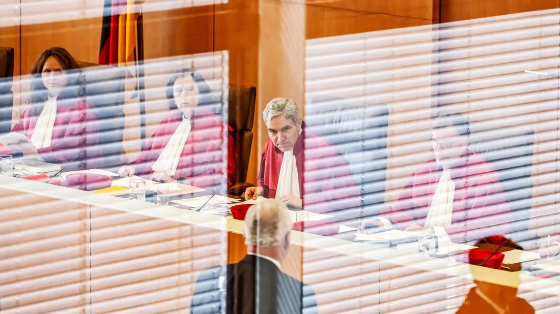 Gerügt wurden laut Gerichtspräsident Stephan Harbarth Verstöße gegen eine Vielzahl von Grundrechten. - Bild: Uli Deck/dpa