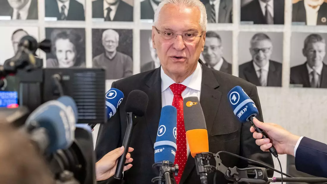 Bayerns Innenminister Joachim Herrmann (CSU) verteidigt in Karlsruhe das bayerische Gesetz. - Bild: Uli Deck/dpa