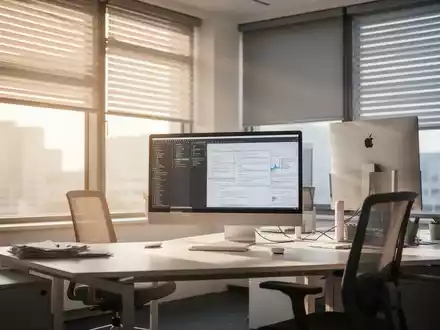 Ein moderner Büroarbeitsplatz mit Computerbildschirm, beleuchtet durch ausgewogenes Tages- und Kunstlicht, mit externem Sonnenschutz. - Foto: über boerse-global.de