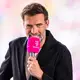 Treffen in New York? Ja, weil Jürgen Klopp weiter als Experte für MagentaTV bei den WM-Spielen in den USA aktiv ist.  - Bild: Tom Weller/dpa
