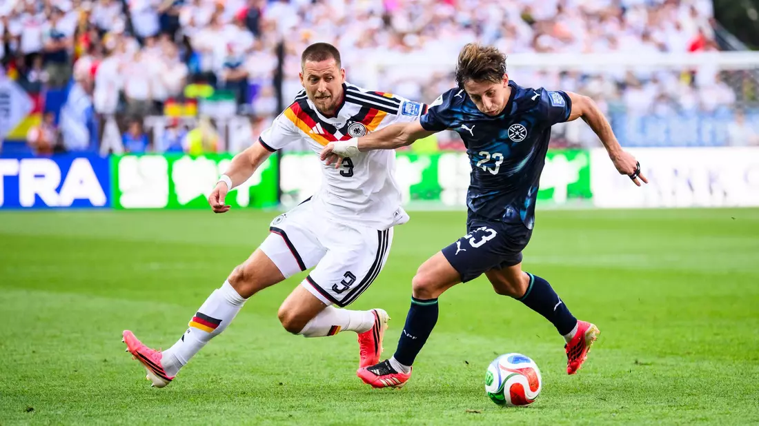 «Körperbetonter, intensiver, rustikaler» - so sollen die Nationalspieler, hier Waldemar Anton beim WM-Aus gegen Paraguay, unter Jürgen Klopp agieren. (Archivbild)  - Bild: Tom Weller/dpa