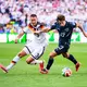 «Körperbetonter, intensiver, rustikaler» - so sollen die Nationalspieler, hier Waldemar Anton beim WM-Aus gegen Paraguay, unter Jürgen Klopp agieren. (Archivbild)  - Bild: Tom Weller/dpa