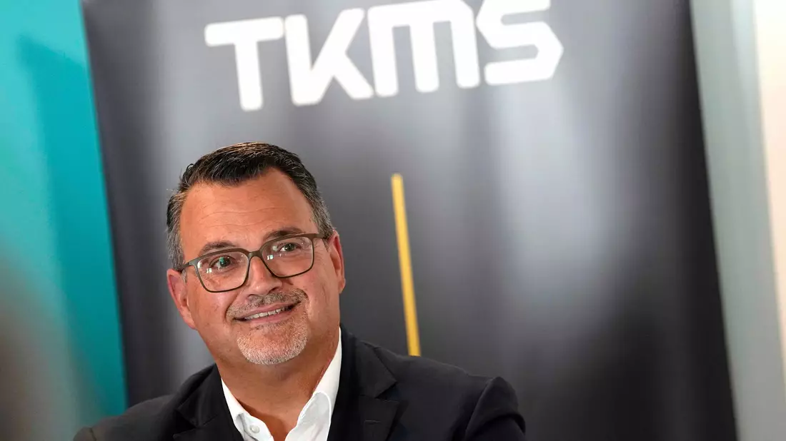 TKMS-Chef Oliver Burkhard freut sich über den größten Auftrag der Unternehmensgeschichte. - Bild: Justin Tang/The Canadian Press/AP/dpa