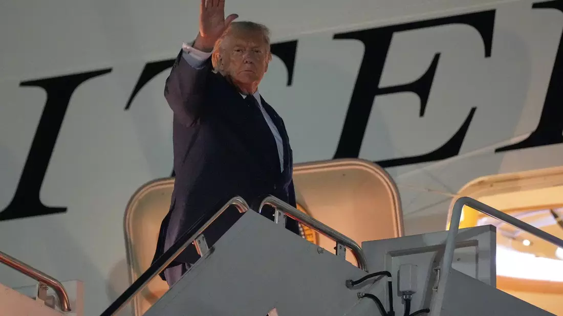 Trump ist in seinem Regierungsflieger zum Nato-Gipfel nach Ankara gereist.  - Bild: Alex Brandon/AP/dpa