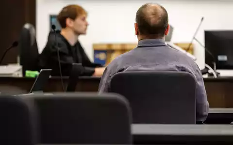 Die Generalstaatsanwaltschaft wirft dem 53-Jährigen aus Mittelfranken (Rückansicht) 95 Taten vor.  - Foto: Daniel Karmann/dpa