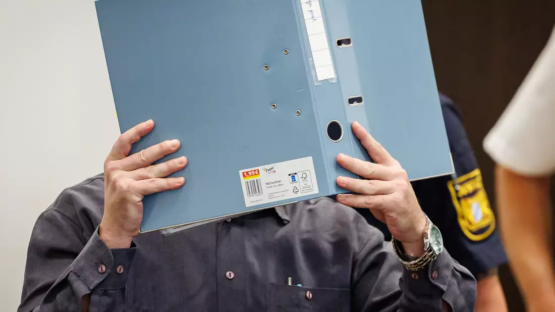 Der Verdächtige sitzt seit Mai 2025 in Untersuchungshaft.  - Bild: Daniel Karmann/dpa