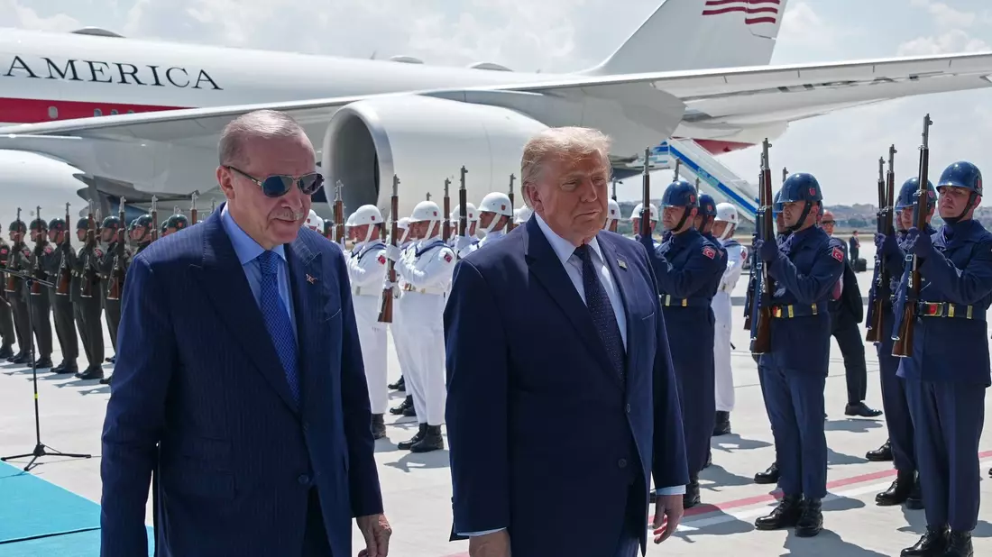 Der türkische Präsident Erdogan empfing Trump am Flughafen. - Bild: Alex Brandon/AP/dpa