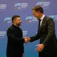 Der ukrainische Präsident Wolodymyr Selenskyj biete der Nato am Rande des Gipfels in Ankara Zusammenarbeit bei der Drohnenproduktion an.  - Bild: Hussein Malla/AP/dpa