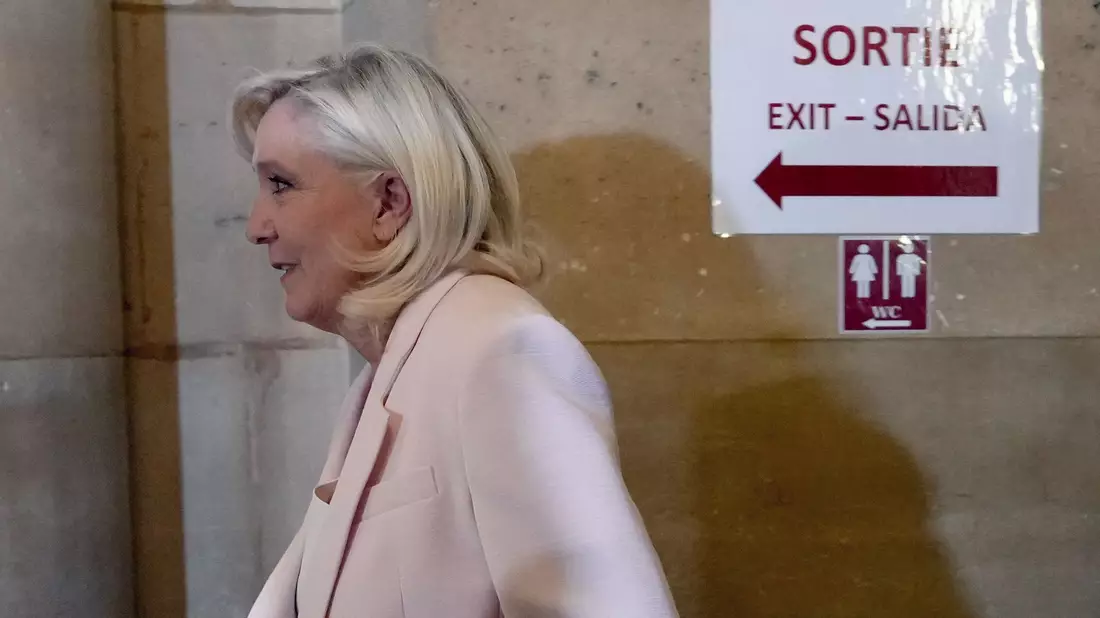 Für Le Pen ist das Urteil eine Niederlage, auch wenn es für sie schlimmer hätte kommen können. - Bild: Aurelien Morissard/AP/dpa