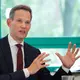 Streeck machte für die vielen jungen Opfer auch Mischkonsum von Medikamenten, Alkohol und anderen Substanzen verantwortlich. - Bild: Soeren Stache/dpa