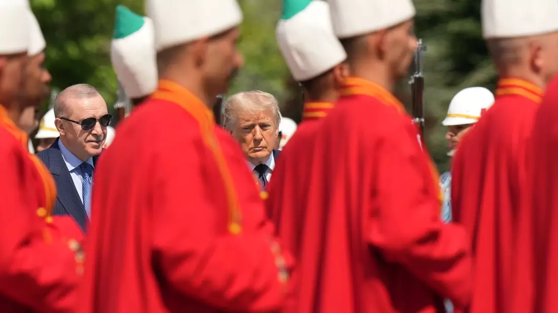 Erdogan ließ für Trump einen eindrucksvollen Empfang organisieren. - Bild: Francisco Seco/AP/dpa