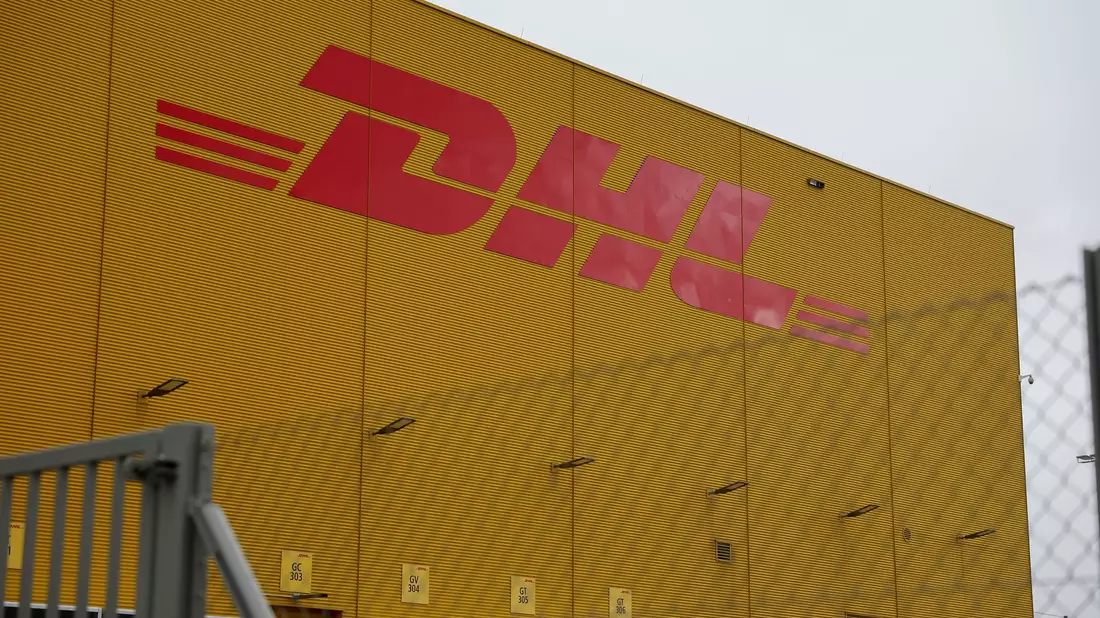 DHL-Logo am Leipziger Flughafen. - Bild: Jan Woitas/dpa