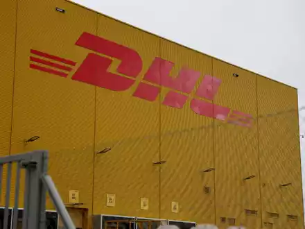 DHL-Logo am Leipziger Flughafen. - Foto: Jan Woitas/dpa