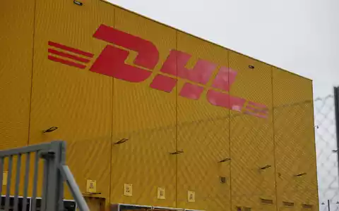 DHL-Logo am Leipziger Flughafen. - Foto: Jan Woitas/dpa