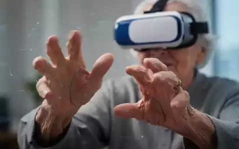 Nahaufnahme der Hände einer älteren Person, die in einer virtuellen Umgebung interagiert, mit einer VR-Brille im Hintergrund. - Foto: über boerse-global.de