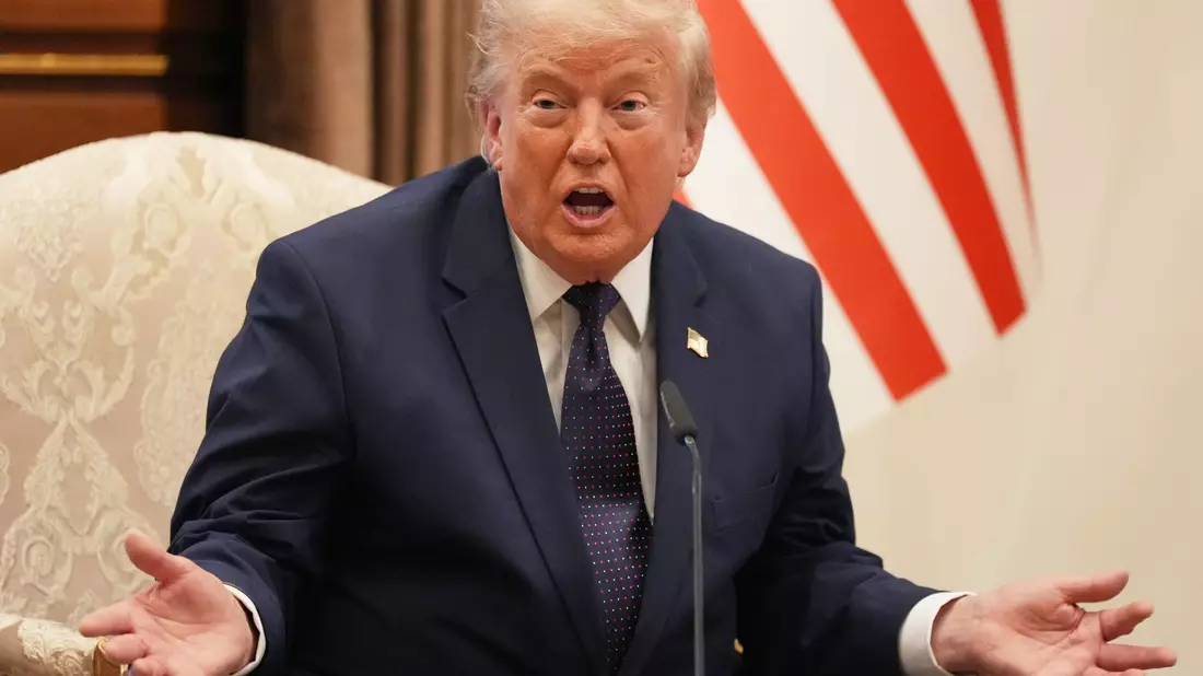 US-Präsident Trump facht beim Nato-Gipfel in Ankara den Streit um Grönland wieder an.  - Bild: Alex Brandon/AP/dpa