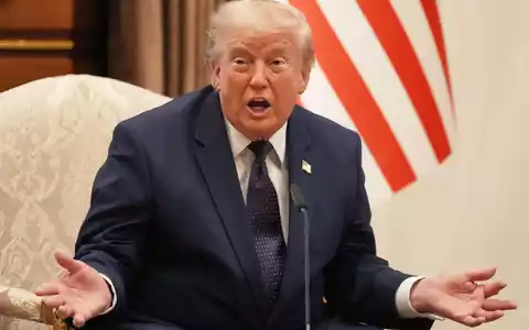US-Präsident Trump facht beim Nato-Gipfel in Ankara den Streit um Grönland wieder an.  - Foto: Alex Brandon/AP/dpa