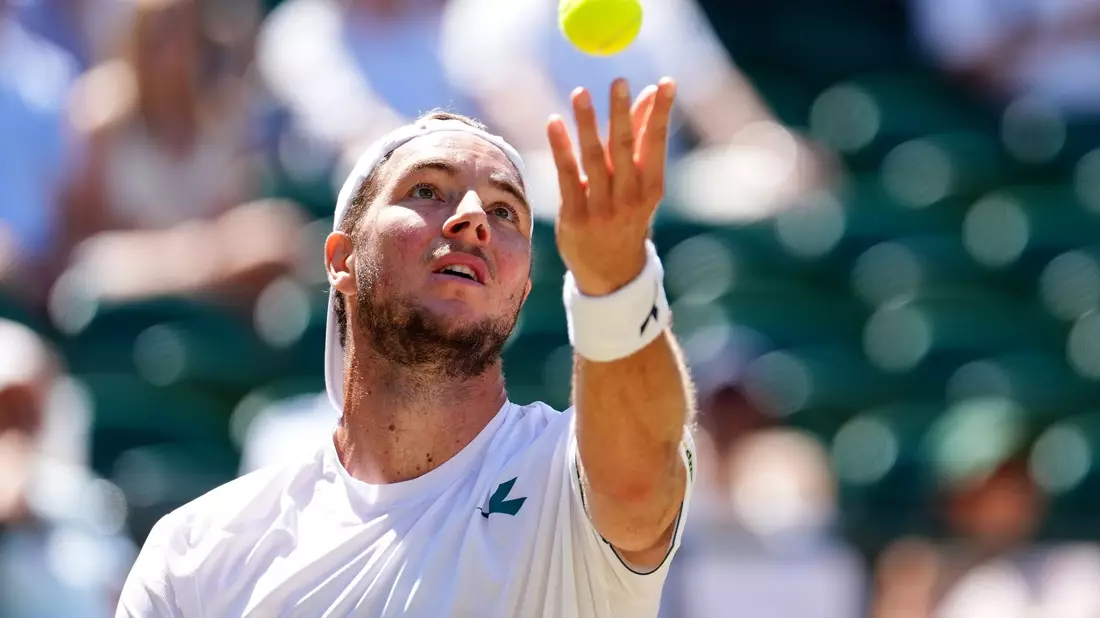 Jan-Lennard Struff nervt Topfavorit Jannik Sinner, kann ihn aber nicht bezwingen. - Bild: John Walton/PA Wire/dpa