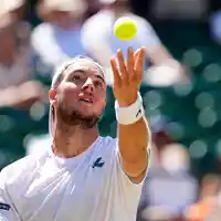 Jan-Lennard Struff nervt Topfavorit Jannik Sinner, kann ihn aber nicht bezwingen. - Foto: John Walton/PA Wire/dpa