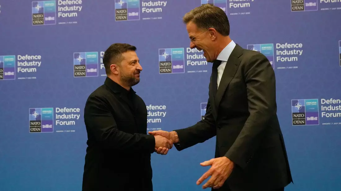 Der ukrainische Präsident Wolodymyr Selenskyj bietet der Nato Zusammenarbeit bei der Drohnenproduktion an.  - Bild: Hussein Malla/AP/dpa
