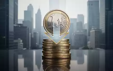 Ein stilisierter Turm aus Euro-Münzen mit einem nach unten zeigenden Pfeil vor einer verschwommenen Stadtsilhouette, der Einsparungen symbolisiert. - Foto: über boerse-global.de