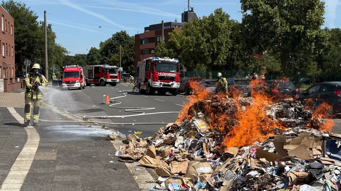 FW Moers: Brennendes Müllfahrzeug in Moers-Mitte / Besatzung reagiert vorbildlich - Bild: presseportal.de