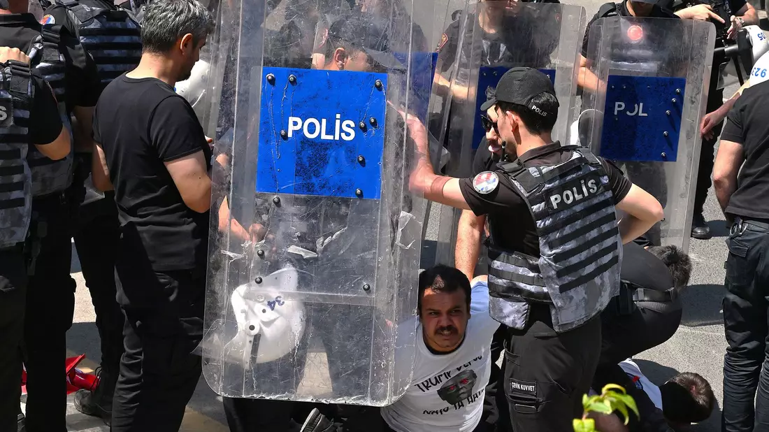 Die türkische Polizei greift hart durch.  - Bild: Ali Unal/AP/dpa