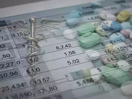 Ein stilisiertes Finanzbuch oder eine Bilanz mit Zahlen und Symbolen, überlagert von subtilen medizinischen Symbolen, die Gesundheitsfinanzen und Reformen darstellen. - Foto: über boerse-global.de