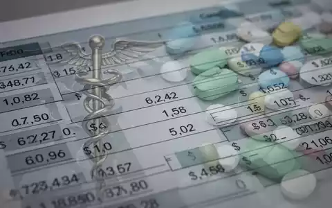 Ein stilisiertes Finanzbuch oder eine Bilanz mit Zahlen und Symbolen, überlagert von subtilen medizinischen Symbolen, die Gesundheitsfinanzen und Reformen darstellen. - Foto: über boerse-global.de