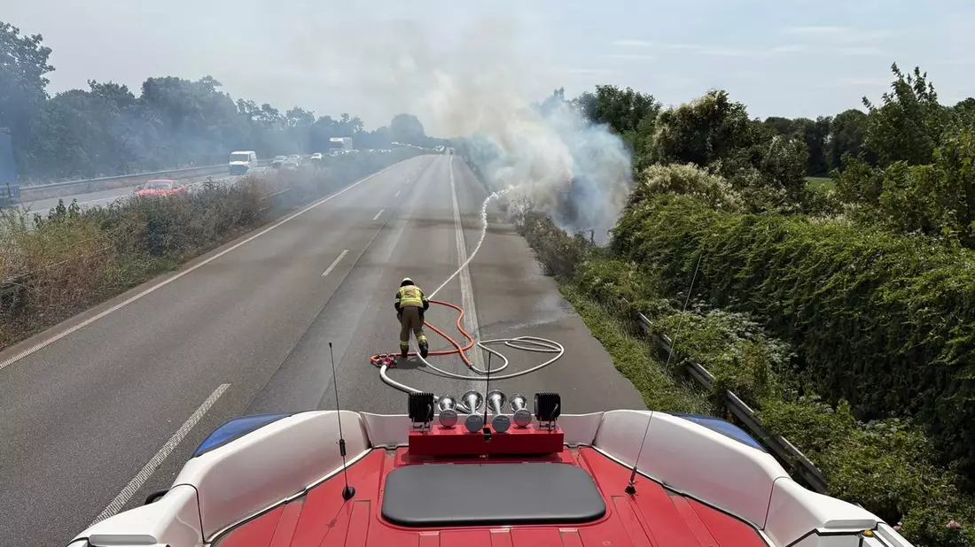 FW Moers: Böschungsbrand auf der A57 - Bild: presseportal.de