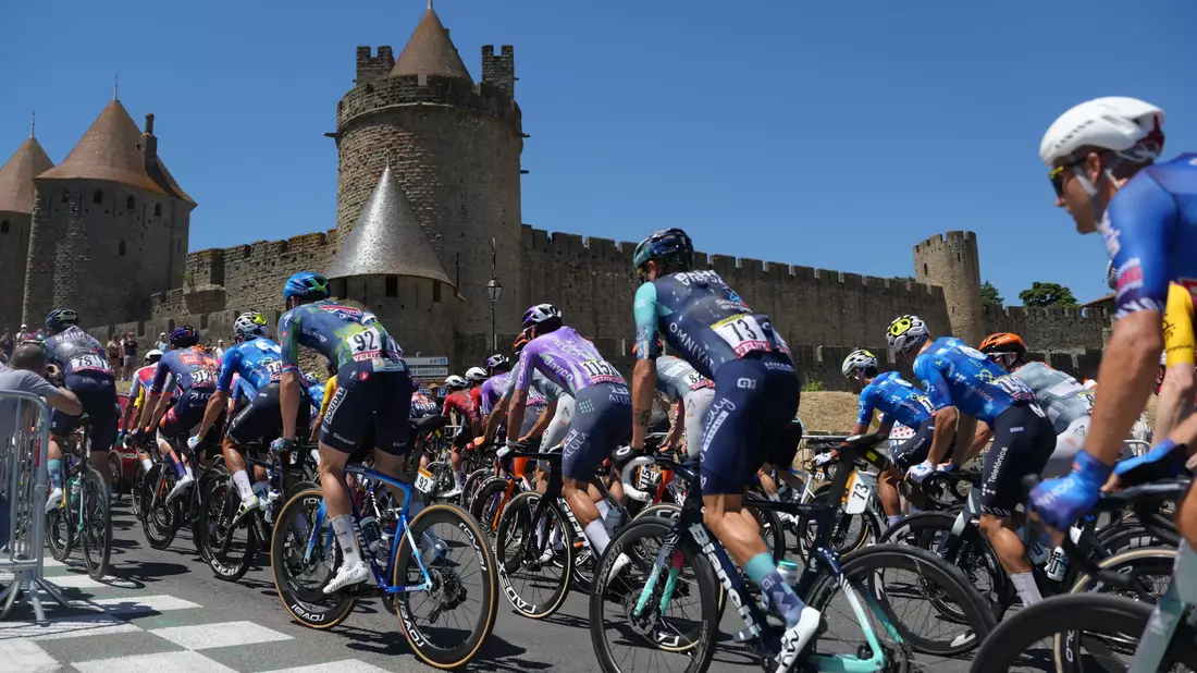 Die Profis auf der vierten Etappe der Tour de France.  - Bild: Thibault Camus/AP/dpa