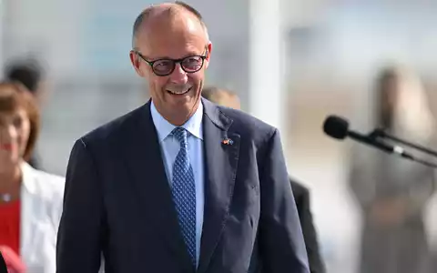Treibt die Verteidigungsausgaben in Deutschland mit der Bundesregierung hoch: Kanzler Friedrich Merz. - Foto: Muhammed Abdullah Kurtar/Anadolu Pool via AP/dpa