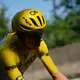 Tadej Pogacar im Trikot des Gesamtführenden.  - Bild: Thibault Camus/AP/dpa