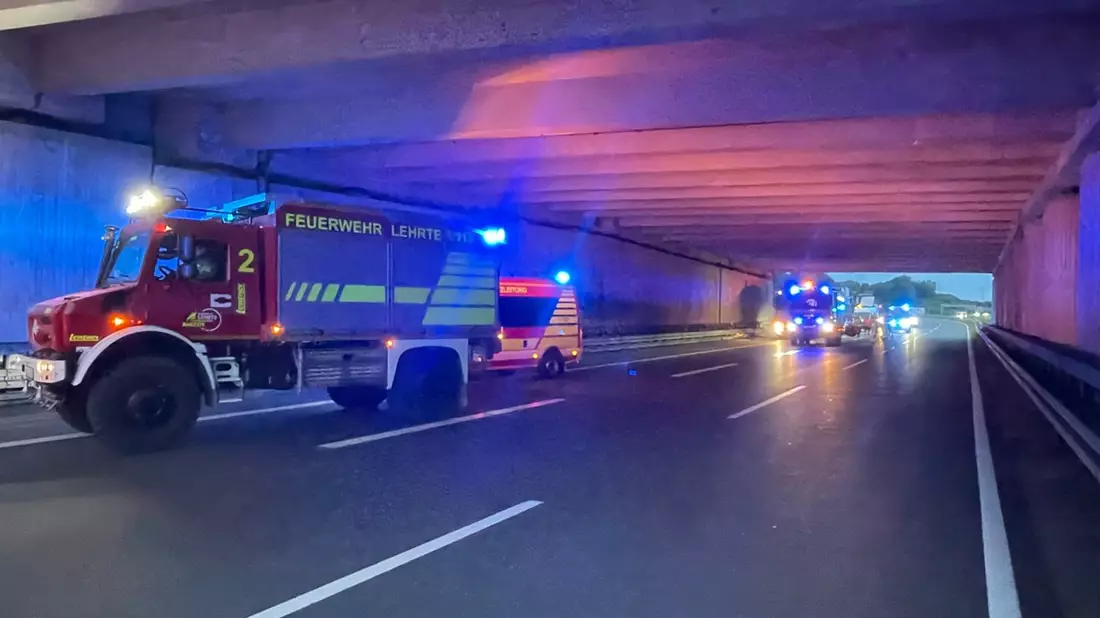 FW Lehrte: Qualmende Achse beim Schwertransporter sorgt für Feuerwehreinsatz - Bild: presseportal.de