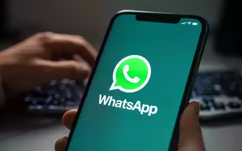 Smartphone-Bildschirm mit WhatsApp-Logo und unscharfer tippender Hand, Symbol für digitale Kommunikation und Datenschutzbedenken. - Foto: über boerse-global.de