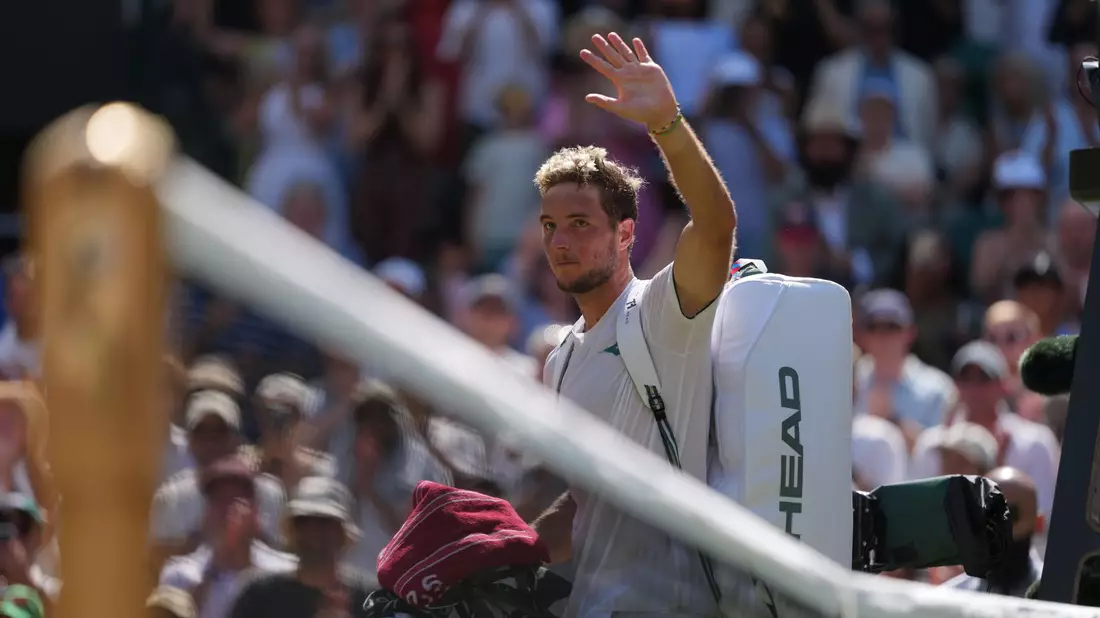 Jan-Lennard Struff verabschiedet sich aus Wimbledon. - Bild: Kin Cheung/AP/dpa