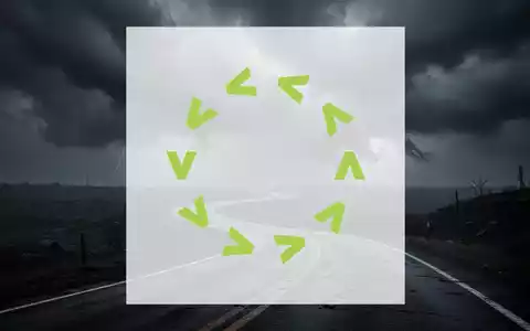 Dunkle, stürmische Wolken über einer verlassenen, kurvigen Straße, die einen starken Abschwung im Mobilitätssektor symbolisieren. - Foto: über boerse-global.de