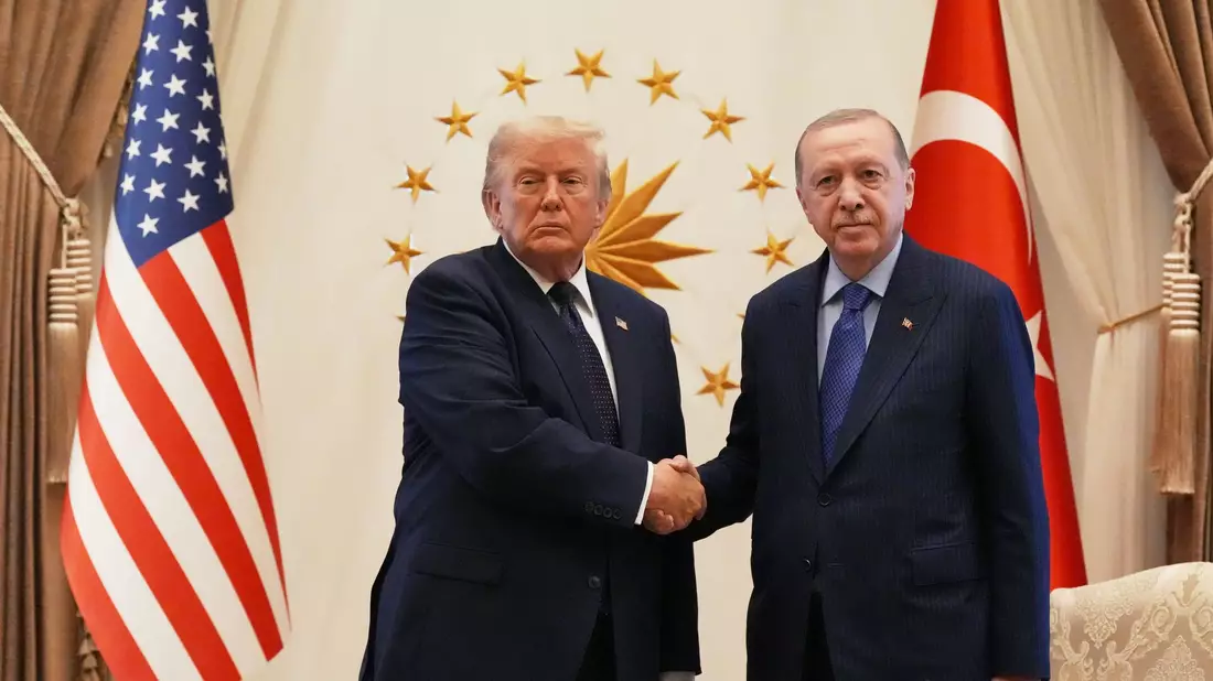 Wurde am Dienstagnachmittag vom türkischen Präsidenten Recep Tayyip Erdogan zum Gipfel begrüßt: US-Präsident Donald Trump. - Bild: Alex Brandon/AP/dpa