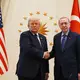 Wurde am Dienstagnachmittag vom türkischen Präsidenten Recep Tayyip Erdogan zum Gipfel begrüßt: US-Präsident Donald Trump. - Bild: Alex Brandon/AP/dpa